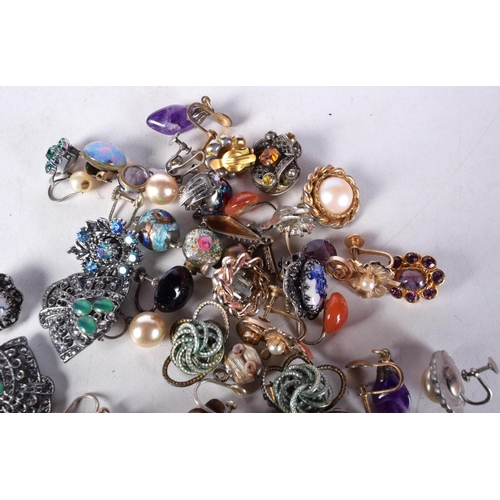 1217 - ASSORTED COSTUME JEWELLERY. 135 grams. Largest 2.75 cm x 2.75 cm. (qty)