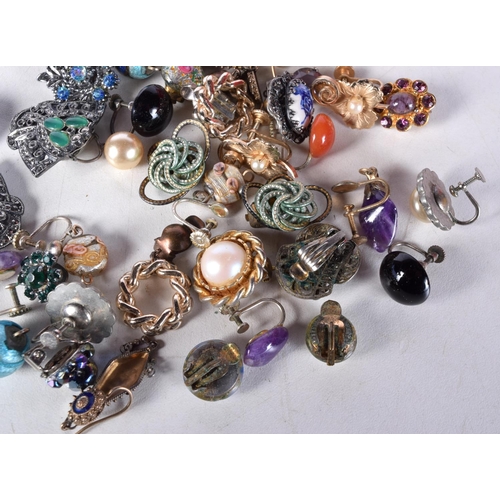 1217 - ASSORTED COSTUME JEWELLERY. 135 grams. Largest 2.75 cm x 2.75 cm. (qty)