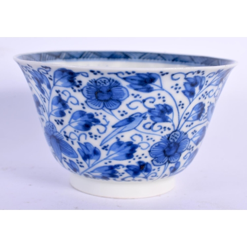 2435 - A 17TH/18TH CENTURY CHINESE BLUE AND WHITE PORCELAIN TEABOWL Kangxi/Yongzheng. 8 cm diameter.