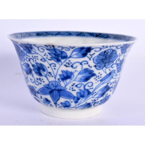 2435 - A 17TH/18TH CENTURY CHINESE BLUE AND WHITE PORCELAIN TEABOWL Kangxi/Yongzheng. 8 cm diameter.