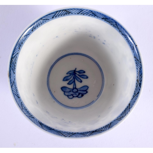 2435 - A 17TH/18TH CENTURY CHINESE BLUE AND WHITE PORCELAIN TEABOWL Kangxi/Yongzheng. 8 cm diameter.