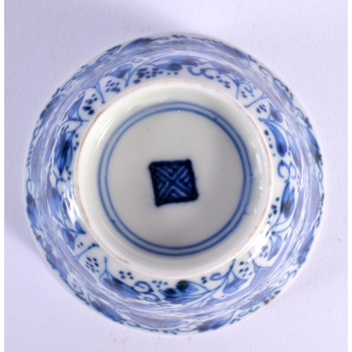 2435 - A 17TH/18TH CENTURY CHINESE BLUE AND WHITE PORCELAIN TEABOWL Kangxi/Yongzheng. 8 cm diameter.