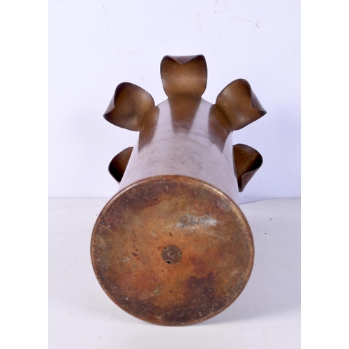 3215 - A WW1 trench art vase worked from a German shell 35 cm.