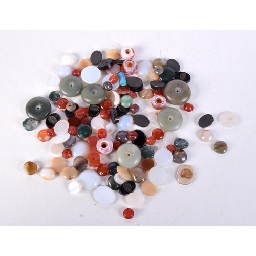 3592 - A collection of beads , jade, hardstone, glass etc (Qty)