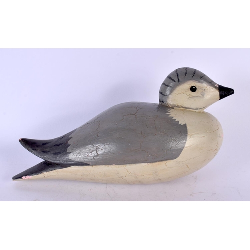 403 - A VINTAGE CARVED WOOD DECOY DUCK. 22 cm x 12 cm.