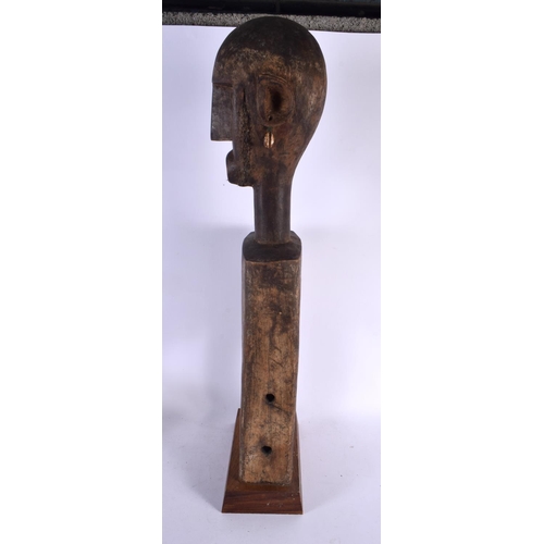 441 - A LARGE EARLY 20TH CENTURY AFRICAN TRIBAL CARVED WOOD PULLEY. 70 cm high.