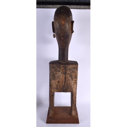 441 - A LARGE EARLY 20TH CENTURY AFRICAN TRIBAL CARVED WOOD PULLEY. 70 cm high.