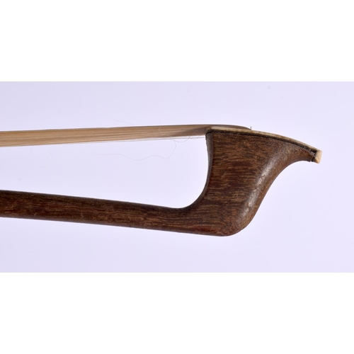 444 - AN EARLY 20TH CENTURY GERMAN VIOLIN BOW by Weidlich, Leipzig. 70 cm long.