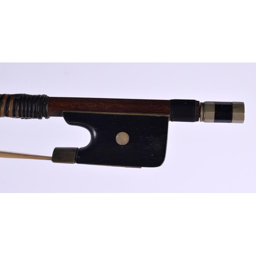 444 - AN EARLY 20TH CENTURY GERMAN VIOLIN BOW by Weidlich, Leipzig. 70 cm long.