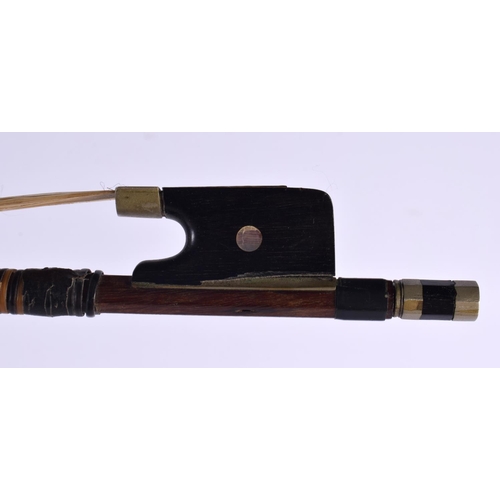 444 - AN EARLY 20TH CENTURY GERMAN VIOLIN BOW by Weidlich, Leipzig. 70 cm long.