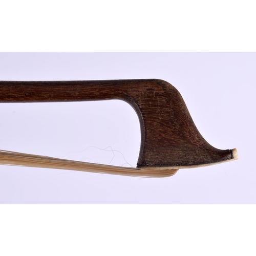 444 - AN EARLY 20TH CENTURY GERMAN VIOLIN BOW by Weidlich, Leipzig. 70 cm long.