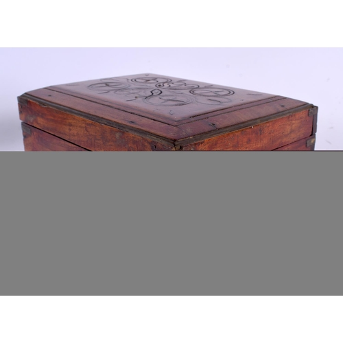 466 - AN UNUSUAL EARLY 20TH CENTURY ANGLO INDIAN TRAVELLING SCENT BOTTLE BOX with inlaid metal work. 18 cm... 