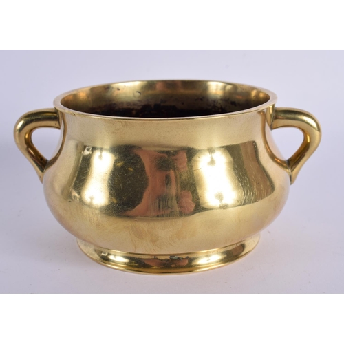 492 - AN 19TH CENTURY CHINESE TWIN HANDLED BRONZE CENSER bearing Xuande marks to base. 389 grams. 13 cm wi... 