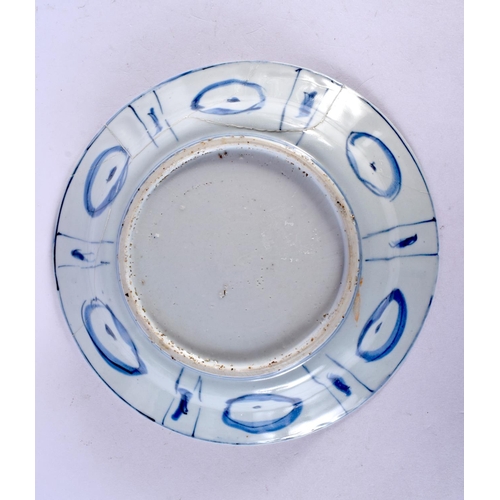 528 - A 17TH CENTURY CHINESE BLUE AND WHITE KRAAK PORCELAIN DISH C1650 Ming/Qing. 22 cm wide.