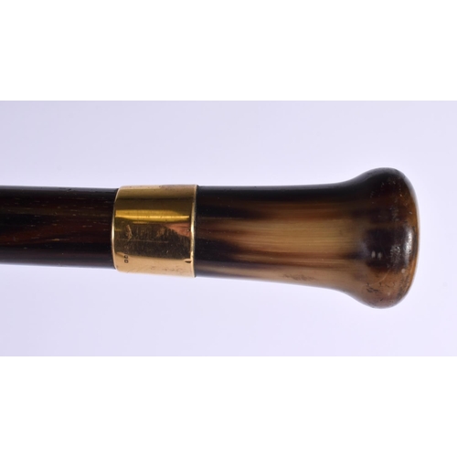 621 - AN ANTIQUE 18CT GOLD CARVED BUFFALO HORN WALKING CANE. 90 cm long.