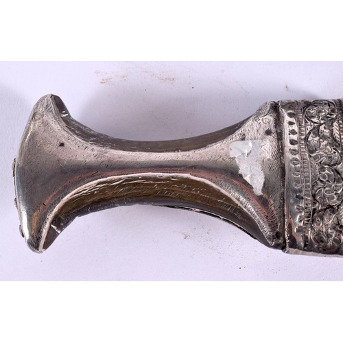 625 - A 19TH CENTURY MIDDLE EASTERN OMANI SILVER MOUNTED RHINOCEROS HORN JAMBIYA DAGGER with elaborate rep... 