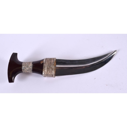 627 - AN ANTIQUE OMANI HORN HANDLED JAMBIYA DAGGER. 27 cm long.