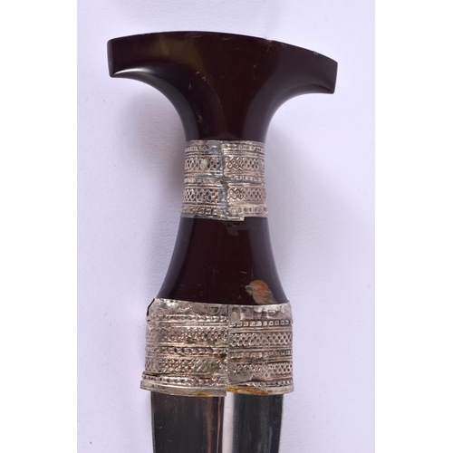 627 - AN ANTIQUE OMANI HORN HANDLED JAMBIYA DAGGER. 27 cm long.