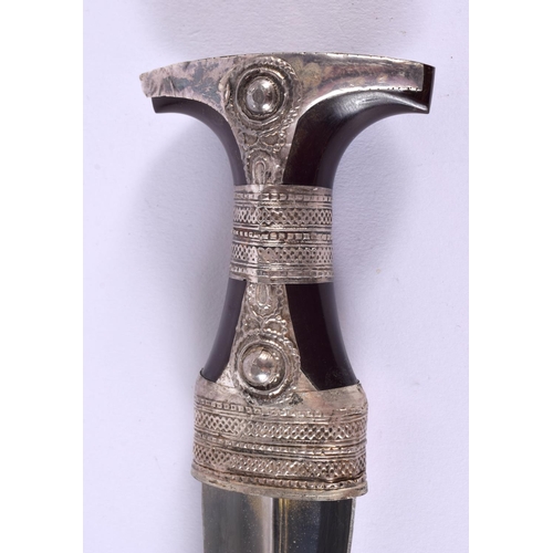 627 - AN ANTIQUE OMANI HORN HANDLED JAMBIYA DAGGER. 27 cm long.