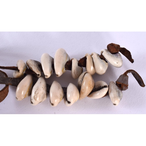 663 - AN ANTIQUE TRIBAL CONCH SHELL NECKLACE. 20 cm long.