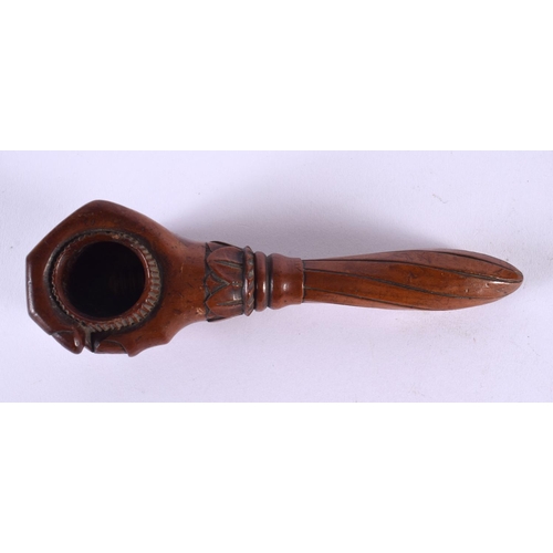 675 - AN ANTIQUE TREEN NUT CRACKER. 20 cm long.