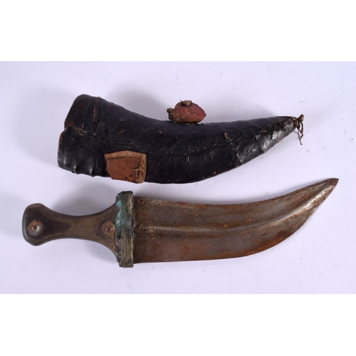 676 - AN ANTIQUE OMANI CARVED RHINOCEROS HORN KNIFE. 33 cm x 8 cm.