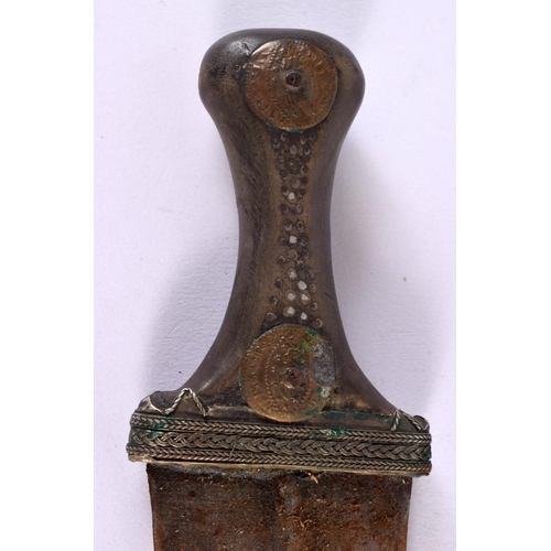 676 - AN ANTIQUE OMANI CARVED RHINOCEROS HORN KNIFE. 33 cm x 8 cm.