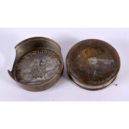 702 - A RARE EARLY 20TH CENTURY CYCLISTS EXTENDING CUP depicting figures upon a bike. 6 cm wide.