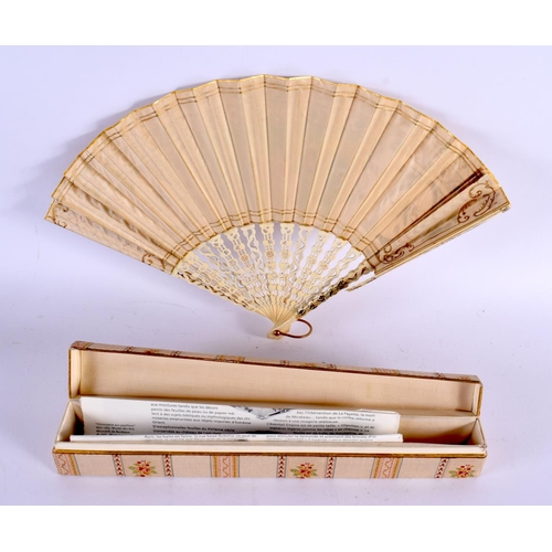 713 - AN ANTIQUE CONTINENTAL BONE FAN. 40 cm wide extended.