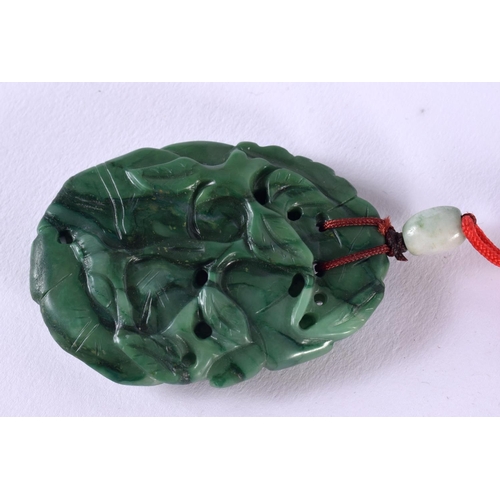 725 - AN EARLY 20TH CENTURY CHINESE CARVED SPINACH JADE NECKLACE Late Qing/Republic. Pendant 7 cm x 4 cm, ... 