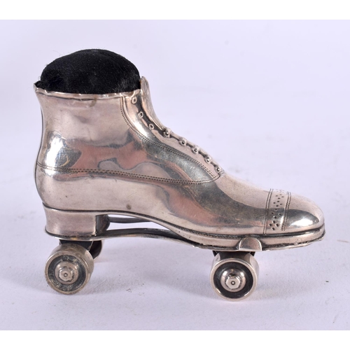 729 - A RARE NOVELTY EDWARDIAN SILVER ROLLER SKATE PIN CUSHION. 52 grams. Birmingham 1909. 8 cm x 6 cm.