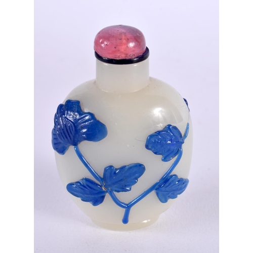 793 - A 19TH CENTURY CHINESE PEKING GLASS SNUFF BOTTLE AND STOPPER Qing. 7.75 cm x 4 cm.