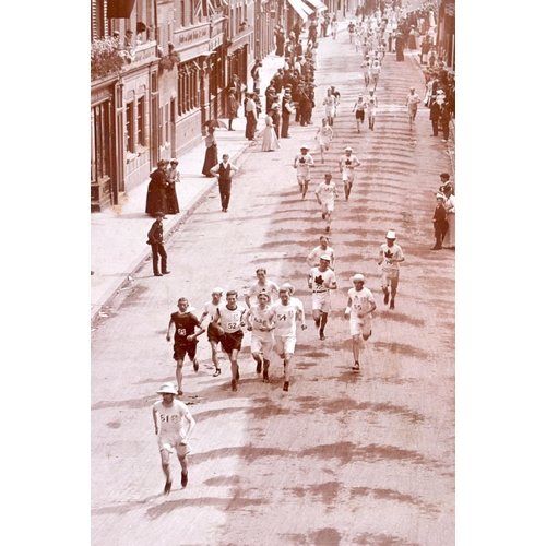 811 - A RARE 1908 ETON HIGH STREET OLYMPIC MARATHON PHOTOGRAPH. 48 cm x 40 cm.