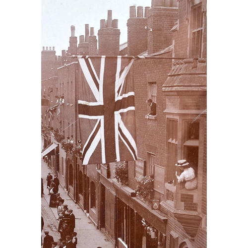 811 - A RARE 1908 ETON HIGH STREET OLYMPIC MARATHON PHOTOGRAPH. 48 cm x 40 cm.