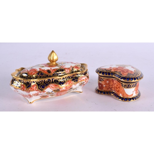 91 - AN EDWARDIAN ROYAL CROWN DERBY BOX AND COVER together with a smaller box & cover and a pin dish. Lar... 