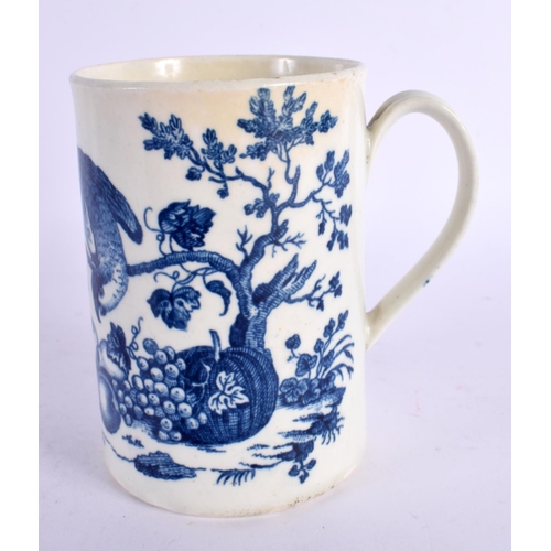 104 - AN 18TH CENTURY CAUGHLEY PARROT PECKING FRUIT MUG. 11 cm high.