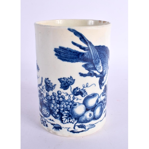 104 - AN 18TH CENTURY CAUGHLEY PARROT PECKING FRUIT MUG. 11 cm high.