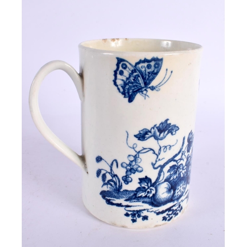 104 - AN 18TH CENTURY CAUGHLEY PARROT PECKING FRUIT MUG. 11 cm high.