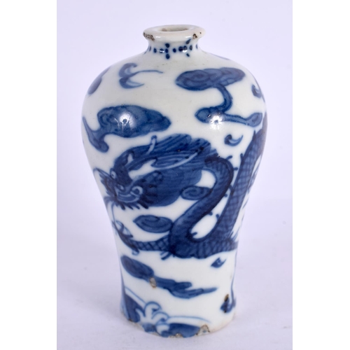 108 - A 17TH/18TH CENTURY CHINESE BLUE AND WHITE PORCELAIN SNUFF BOTTLE Kangxi/Yongzheng, bearing Chenghua... 