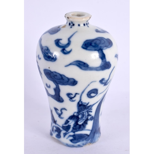 108 - A 17TH/18TH CENTURY CHINESE BLUE AND WHITE PORCELAIN SNUFF BOTTLE Kangxi/Yongzheng, bearing Chenghua... 