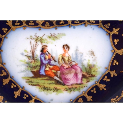 12 - AN ANTIQUE CONTINENTAL SEVRES STYLE HEART SHAPED PORCELAIN DISH painted with lovers. 15 cm x 12 cm.