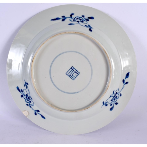 121 - A LARGE 17TH/18TH CENTURY CHINESE BLUE AND WHITE PORCELAIN PLATE Kangxi/Yongzheng. 29 cm diameter.