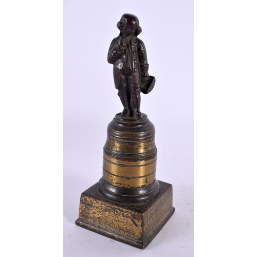 138 - A 19TH CENTURY EUROPEAN GRAND TOUR BRONZE FIGURE OF A MALE modelled upon a bronze pedestal base. 14 ... 