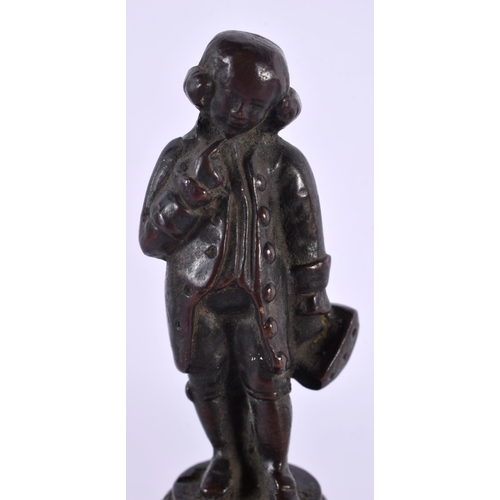 138 - A 19TH CENTURY EUROPEAN GRAND TOUR BRONZE FIGURE OF A MALE modelled upon a bronze pedestal base. 14 ... 