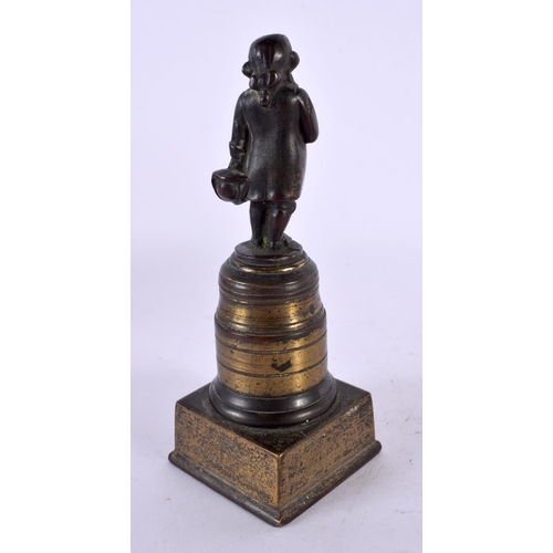 138 - A 19TH CENTURY EUROPEAN GRAND TOUR BRONZE FIGURE OF A MALE modelled upon a bronze pedestal base. 14 ... 