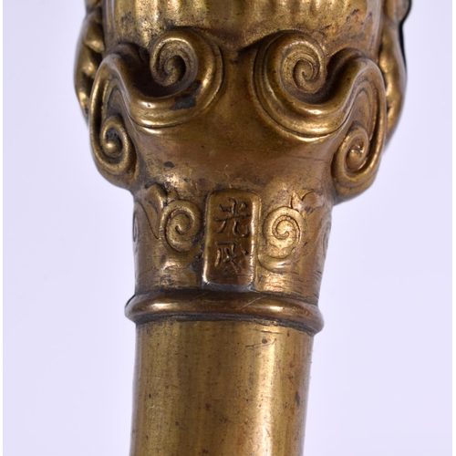 352 - AN ANTIQUE JAPANESE GILT METAL MONKEY HEAD CANE HANDLE. 16 cm long.