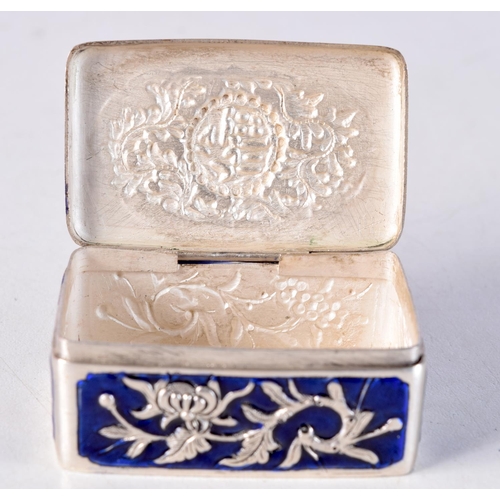 1004 - AN EARLY 20TH CENTURY CHINESE SILVER AND ENAMEL SNUFF BOX Late Qing/Republic. 38.8 grams. 5 cm x 3 c... 