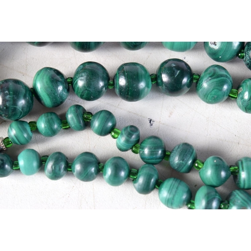 1010 - A MALACHITE NECKLACE. 108 grams. 54 cm long.