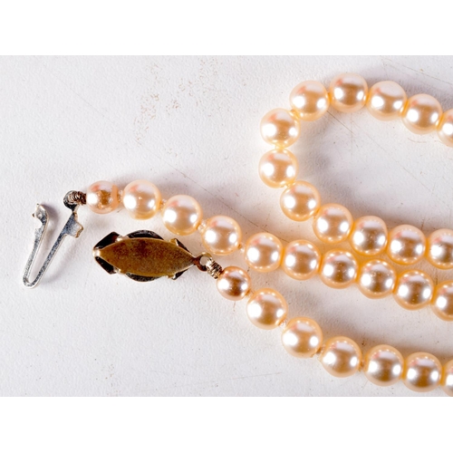 1042 - A COSTUME PEARL NECKLACE. 19.5 grams. 41 cm long.