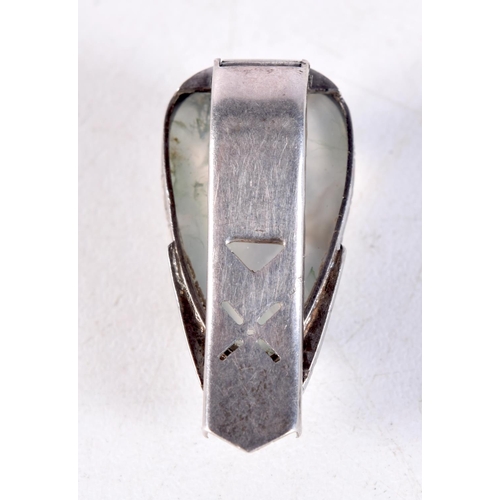 1056 - A SILVER AND AGATE CLIP. 8.5 grams. 3.25 cm x 1.5 cm.